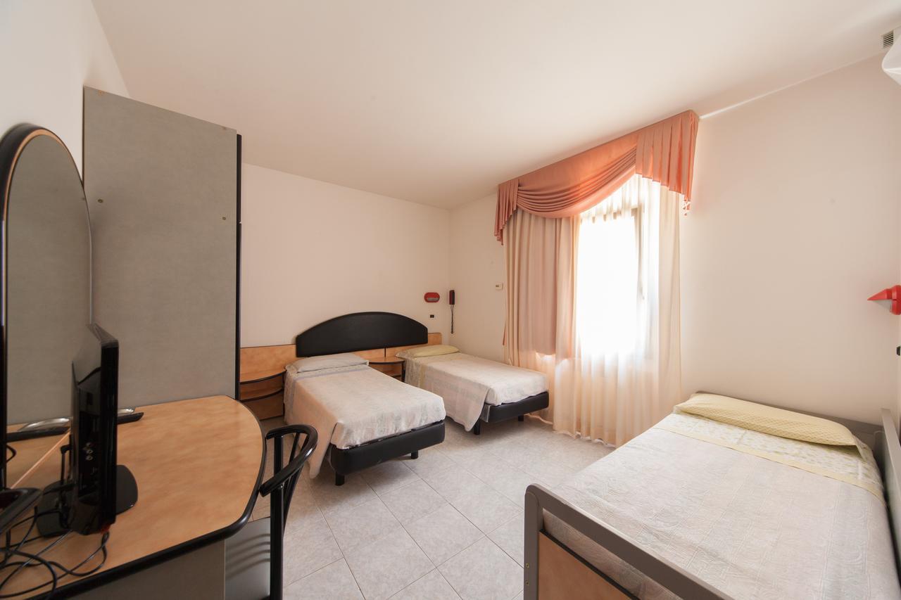 קרפנה Hotel Ulisse מראה חיצוני תמונה